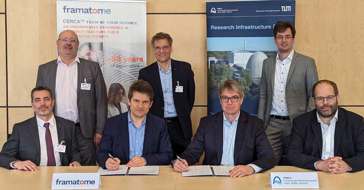 François Gauché and Prof. Christian Pfeiderer signing the agreement. Also in the photo: (on the left) Cyrille Rontard, Dominique Geslin, Ralf Gathmann  (Framatome) and (on the right) Dr. Bruno Baumeister and Robert Rieck (FRM II). 