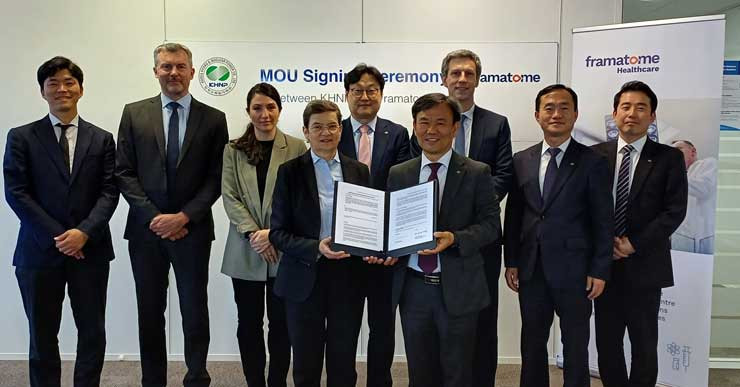 Catherine Cornand (Framatome) et Chang Hee-Seung (KHNP) avec les salariés de Framatome et KHNP à la suite de la signature de l'accord de coopération