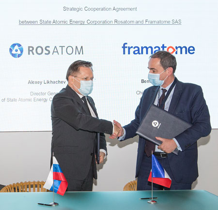 Alexey Likhachev, le directeur général de Rosatom et Bernard Fontana, CEO de Framatome se serrent la main pour sceller l'accord